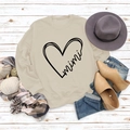 Felpa beige girocollo con stampa cuore e Mimi su sfondo di legno in stile flat lay - S / Sabbia (Stampa Nera)