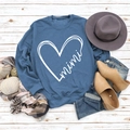 Vista piatta della felpa blu denim con stampa cuore e accessori moda autunnali - S / Blu (Stampa Bianca)