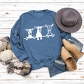 Détail à plat d'un sweat-shirt bleu marine pour femme avec motif de chèvre blanche - Bleu (Police Blanche)