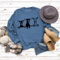 Sweat bleu à col rond avec motif alpaga présenté sur un fond en bois rustique - Bleu (Police Noire)