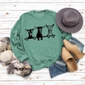 Vue à plat du sweat vert imprimé alpaga avec chapeau gris, jeans et accessoires d'automne - Vert clair