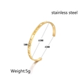 Brazalete en C de acero inoxidable dorado con letras caladas y marcas de medidas - Dorado