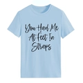 Maglietta in cotone celeste con stampa grafica You Had Me At feet In Straps - Taglia S / Top / Celeste (Font Nero)