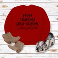 Vue à plat du sweat à manches longues rouge avec imprimé Mom Grandma et bottines - Rouge Vif (Police Noire)
