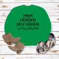 Détail du sweat-shirt vert vif avec slogan MOM GRANDMA sur fond de bois blanc - Vert Herbe (Police Noire)