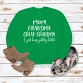 Mise à plat du sweat vert à manches longues avec lettrage familial blanc et bottines d'automne - Vert Herbe (Police Blanche)