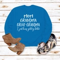 Sweat-shirt bleu à manches longues avec texte Mom Grandma sur fond en bois rustique - Bleu Lac (Police Blanche)