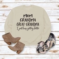 Mise à plat du sweatshirt crème avec détail imprimé Mom Grandma Great-Grandma chic - Sable (Police Noire)