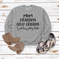 Mise à plat de t-shirt gris à manches longues avec texte MOM GRANDMA et accessoires d'automne - Gris (Police Noire)