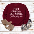 Mise à plat d'un sweat bordeaux avec lettrage blanc sur un fond en bois rustique - Rouge Vin (Police Blanche)