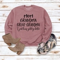 Gros plan d'un sweat rose à col rond avec texte imprimé sur fond de bois blanc - Or Rose (Police Noire)