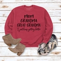 Détail du sweat-shirt rouge à manches longues avec lettrage Mom Grandma Great et écharpe - Rouge (Police Noire)