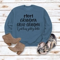 Vue à plat d'un sweat bleu marine avec lettrage MOM GRANDMA sur bois blanc - Bleu (Police Noire)