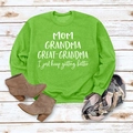 Gros plan d'un sweat vert vif avec texte artistique blanc MOM GRANDMA GREAT imprimé - Vert Fluorescent (Police Blanche)
