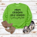 Sweat vert à manches longues avec imprimé Mom Grandma Great-Grandma sur fond bois - Vert Fluorescent (Police Noire)