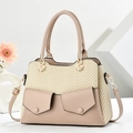 Minimalistische beige Patchwork-Tote-Bag mit Strohtextur und Muscheldetails - Hellbeige