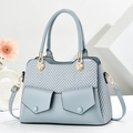 Detail der hellblauen Handtasche aus PU-Leder und Fischgräten-Tweed mit Umschlagtaschen - Blau