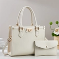 Gros plan du sac cabas crème texture litchi et pochette assortie avec détails dorés chic - Ensemble de 2 pièces (Sac à main + Pochette) / Blanc Cassé