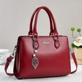 Sac à main élégant en cuir PU rouge avec pendentif feuille dorée et perle vue de face - Bordeaux