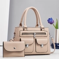Dettaglio del set di borse beige in pelle grana litchi con pochette coordinata - Albicocca