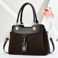 Bolso vintage de pana para mujer en marrón oscuro con detalles dorados y asa - café