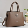 Elegante borsa a mano in pelle marrone con logo argento e tracolla regolabile - Marrone