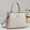 Elegante borsa a mano in pelle martellata beige con fibbia argento e tracolla regolabile - Cachi