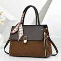 Elegante borsa tote bicolore con foulard pied-de-poule e tracolla regolabile - caffè