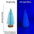 15cm hellblauer fluoreszierender Mini-Weihnachtsbaum mit einem natürlichen Sockel aus Holz - 15CM Fluoreszierender Blauer Baum