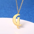 Goldene Halskette mit Katze auf Mondsichel-Anhänger aus rostfreiem Edelstahl - Katze auf dem Mond (LN1207 Gold)