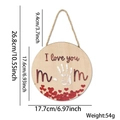 Targa appesa in legno per la festa della mamma con testo I love you mom e cuori rossi - Stile Lettera Impronta Mano