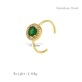 Detalle del anillo de acero dorado con piedra ovalada verde y circonitas finas - Verde