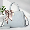 Borsa a mano strutturata azzurra in pelle con chiusura girevole dorata e foulard decorativo - Blu