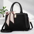 Dettaglio della borsa in pelle nera con pannello intrecciato, fibbia d'oro e foulard - Nero