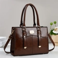 Détail du sac cabas marron foncé avec texture cuir, rivets dorés et bandoulière réglable - Café