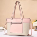 Dettaglio di una grande borsa tote rosa e beige con tasca a zip e tracolla regolabile - Rosa