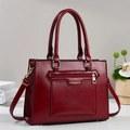 Borsa tote bordeaux retrò con texture pietra e dettagli dorati, design elegante - Borgogna