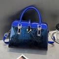 Bolso elegante azul con diseño de cocodrilo, hebilla dorada y correa de hombro ajustable - Azul