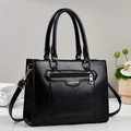 Dettaglio della borsa tote vintage in ecopelle nera con trama in pietra e cerniera dorata - Nero