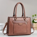Dettaglio della borsa tote vintage con trama in pietra e accessori in metallo dorato - Rosa