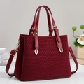Detailansicht der dunkelroten Handtasche mit Webstruktur und goldenen Metallteilen - L28 B11 H22 / Rot