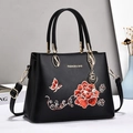 Sac à main noir avec broderie de pivoine rouge et charm de cœur doré élégant - Noir