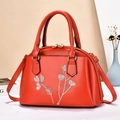 Borsa a mano arancione da donna con eleganti ricami floreali e tracolla sottile - Rosso