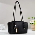 Minimalistische schwarze Flecht-Tote-Bag mit V-Struktur und dekorativem Perlen-Quasten-Anhänger - Schwarz
