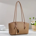 Braune geflochtene Schultertasche mit Quastenanhänger und goldenen Metallteilen - Khaki