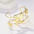 Schicker goldener Blumen-Armreif mit polierten Blütenblättern auf Steinhintergrund - Gold Blume (LB1001)