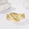 Makro-Detail des goldenen Mehrschicht-Drahtarmbands mit Blatt-Hohlform auf weißen Steinen - Gold Blatt (LB1002)