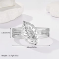 Makroaufnahme einer silbernen Manschette mit hohlem Blatt und Maßangaben auf Stein - Silber Blatt (LB1002)