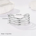 Dettaglio del bracciale rigido largo in acciaio inossidabile con diametro 6,2cm e larghezza 2,5cm - Linee Argento (LB1003)
