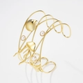 Dettaglio di un ampio bracciale a polsino dorato con motivi a conchiglia e stella marina - Conchiglia Oro (LB1064)